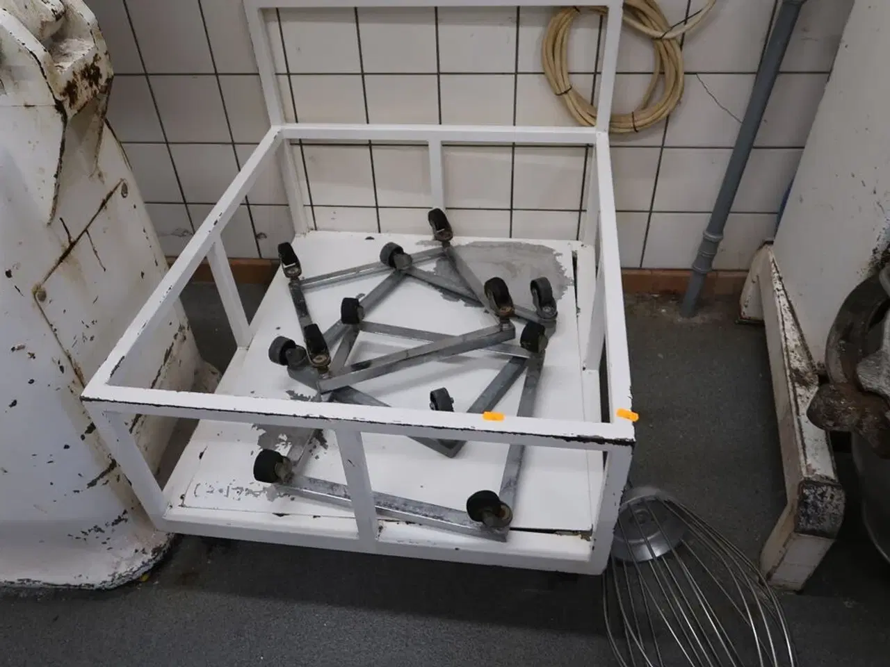 Billede 2 - Opbevaringsvogn med indhold