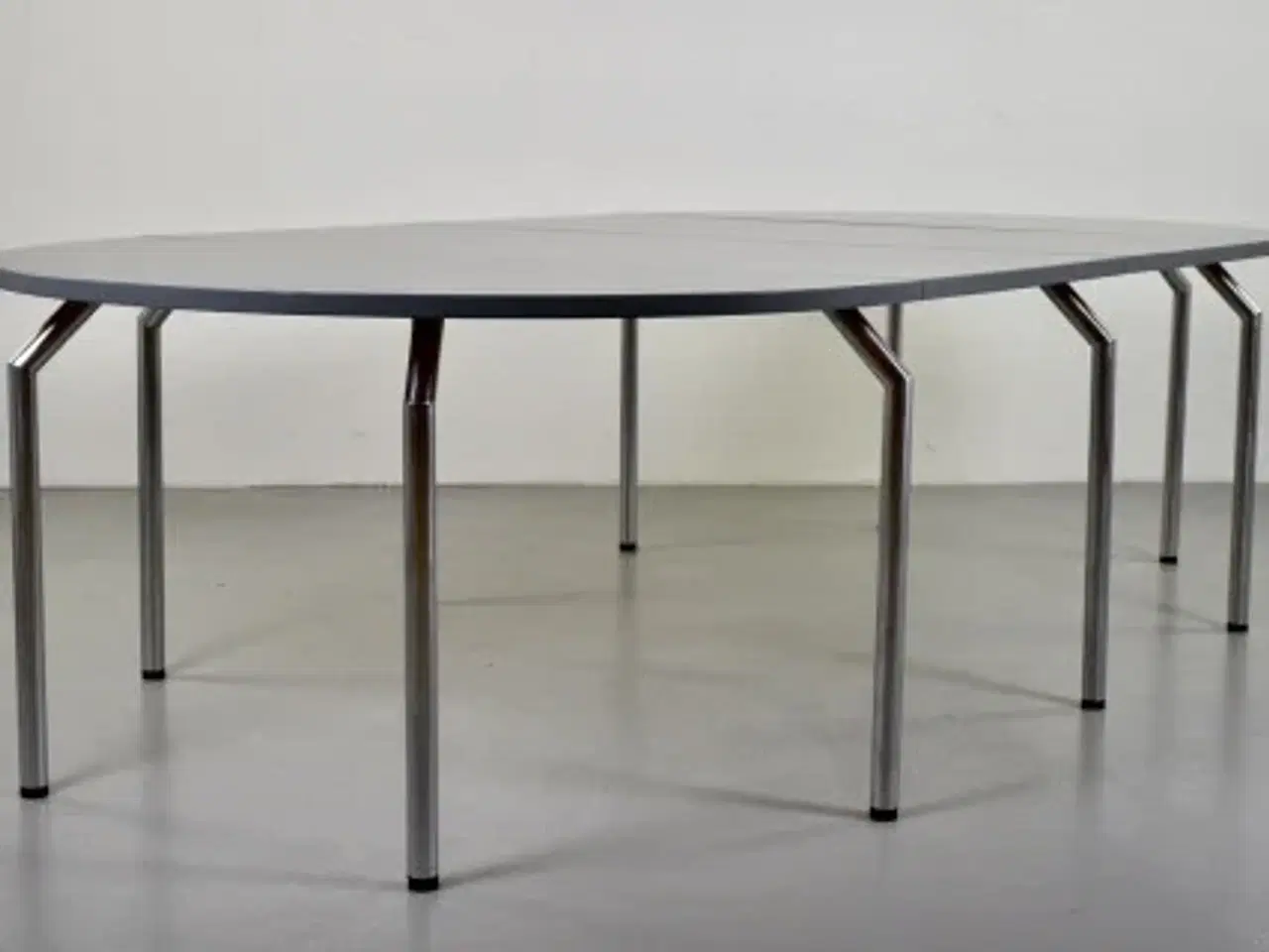 Billede 4 - Bent krogh mødebord med nymalet grå bordplade på ben i krom