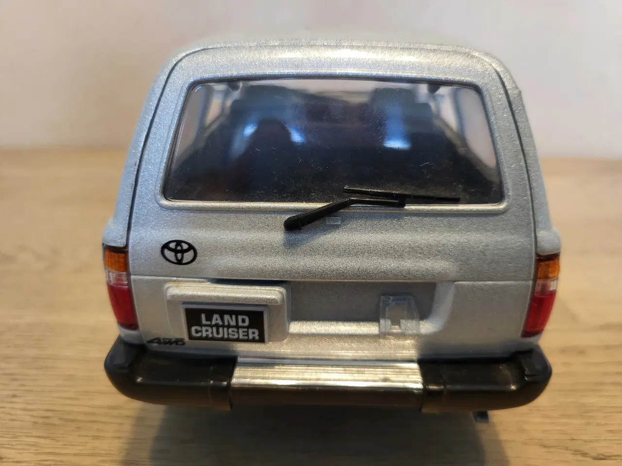 Billede 5 - Modelbil: Toyota Land Cruiser 1992.  Skala 1/18.