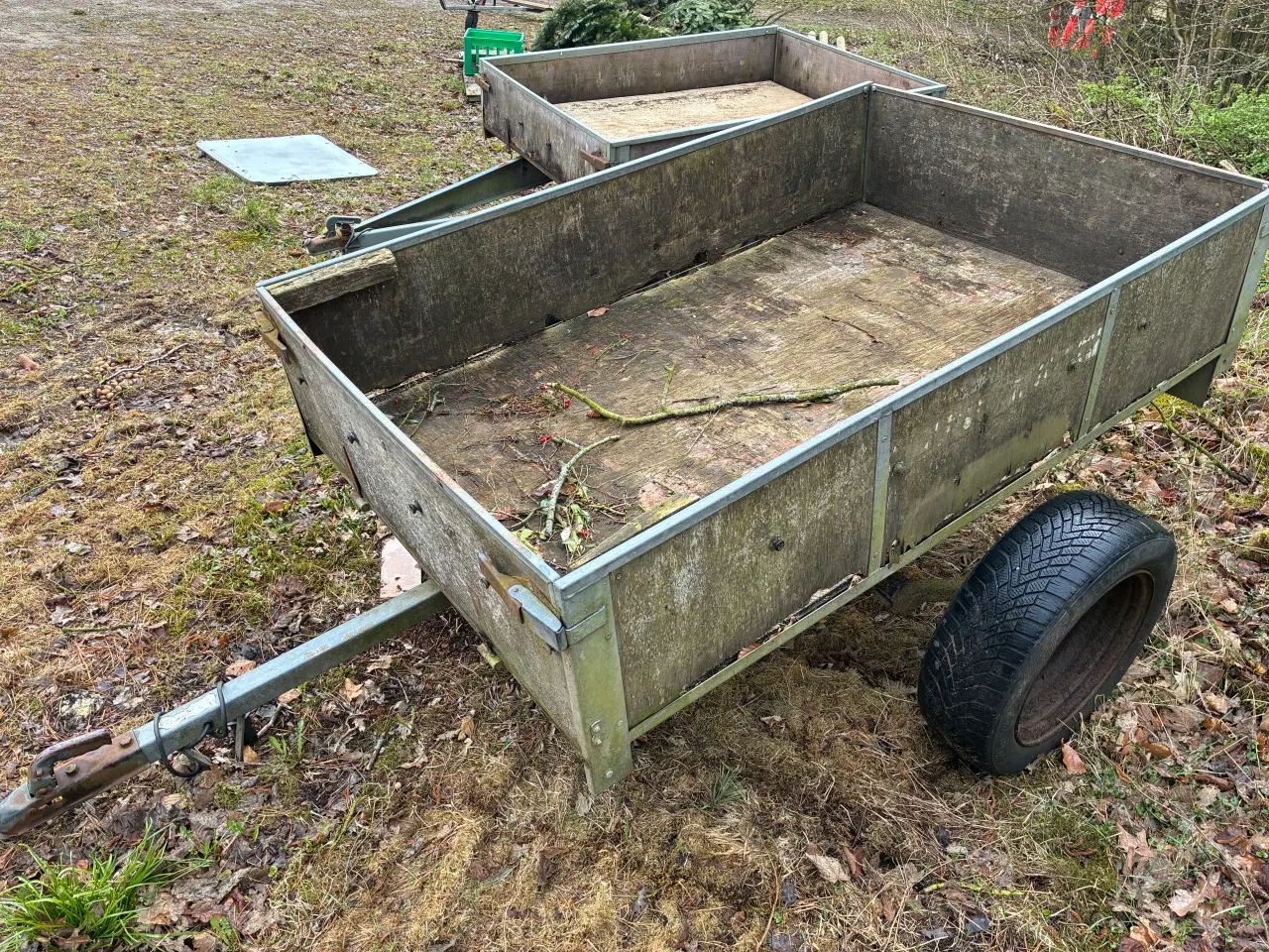 Billede 1 - Slidt trailer. Der er alt galt. 