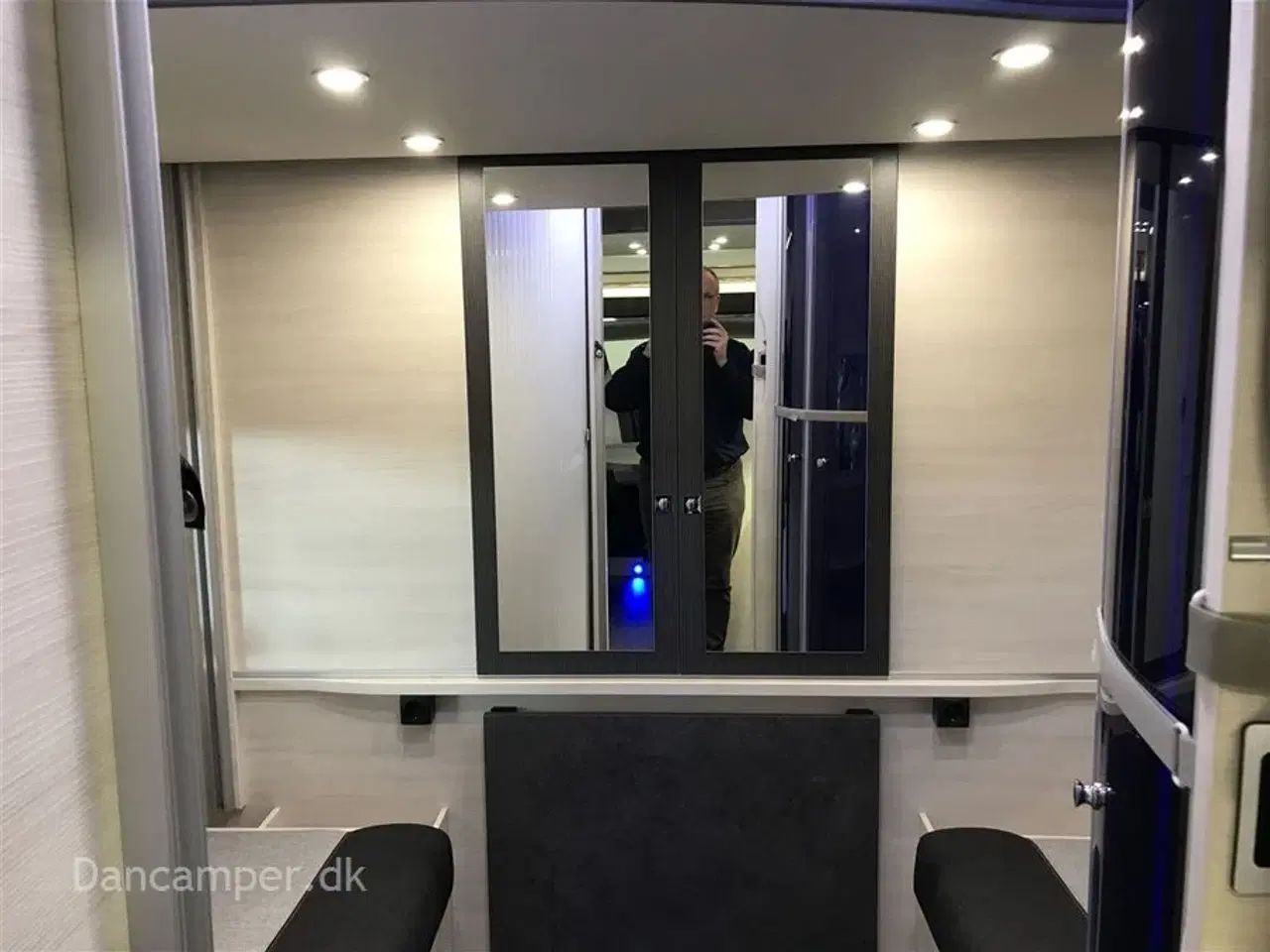 Billede 5 - 2020 - Chausson Welcome Premium 716   Kommissionssalg! Fantastisk delintegreret autocamper med el. sænkbar køjer i bag.og sænkbar dobbeltseng i front, el-markise og NORTRONIX alarm.