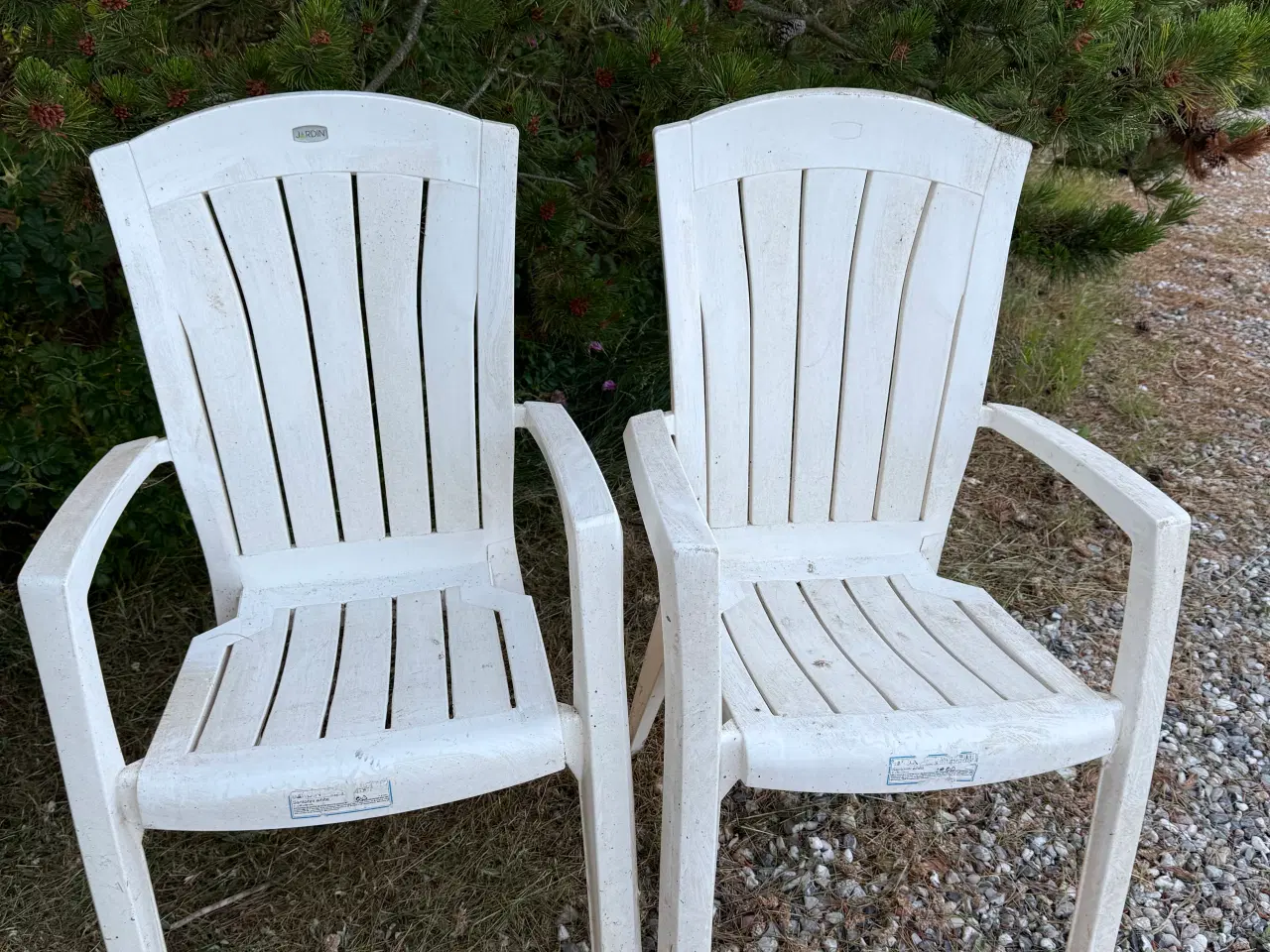 Billede 1 - 2 stk plaststole gives væk