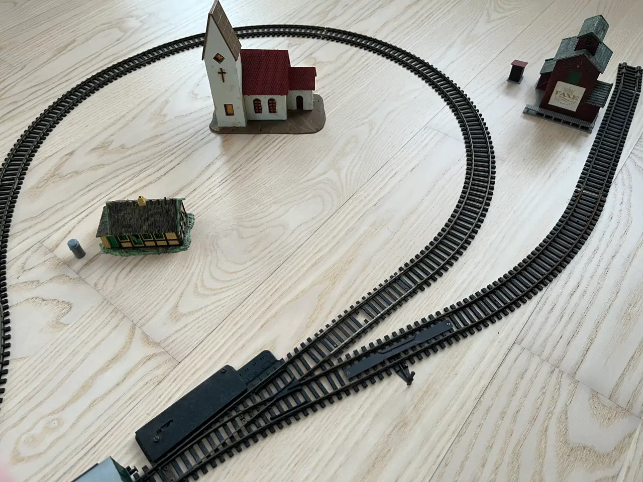 Billede 7 - Fleischmann modeltogbane m. 8 vogne og div. huse