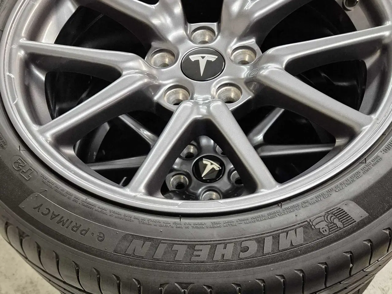 Billede 2 - TESLA MODEL 3 ORIGINAL ALUFÆLGE MED SOMMERDÆK 