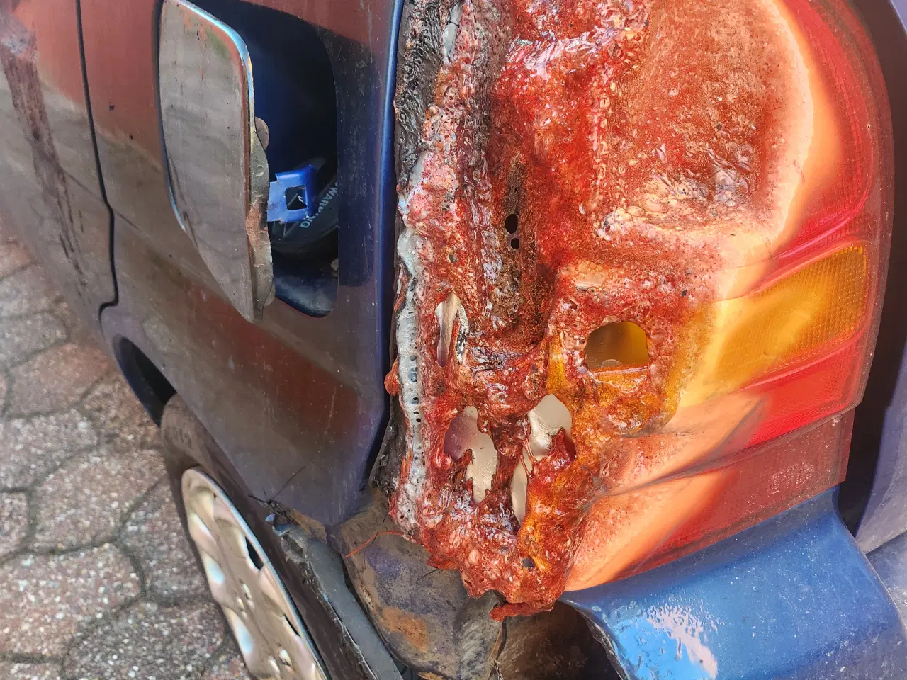 Billede 12 - Brandskadet over 1 år til syn. Sælges for skrot pr