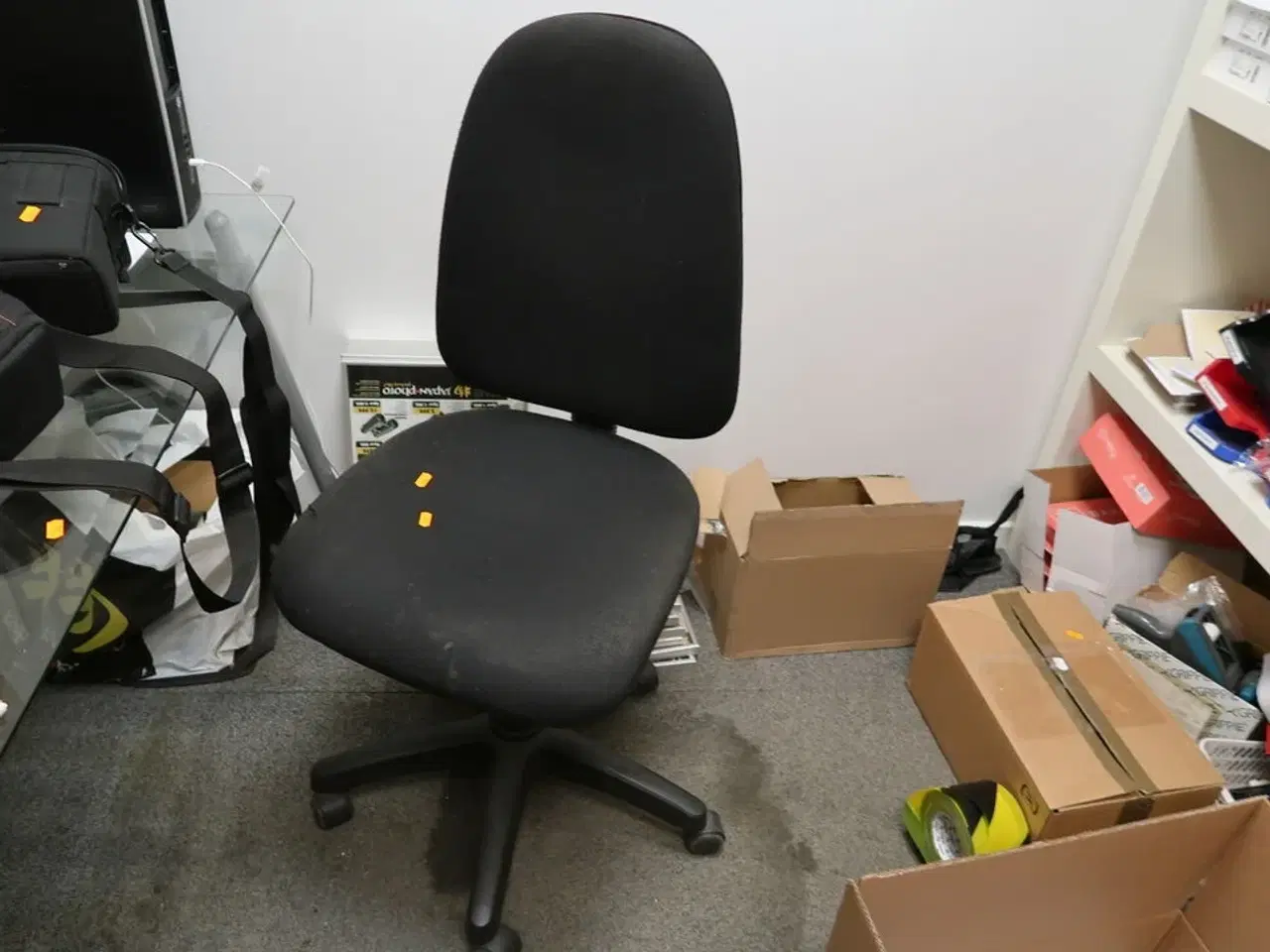 Billede 4 - Skrivebord uden indhold samt kontorstol