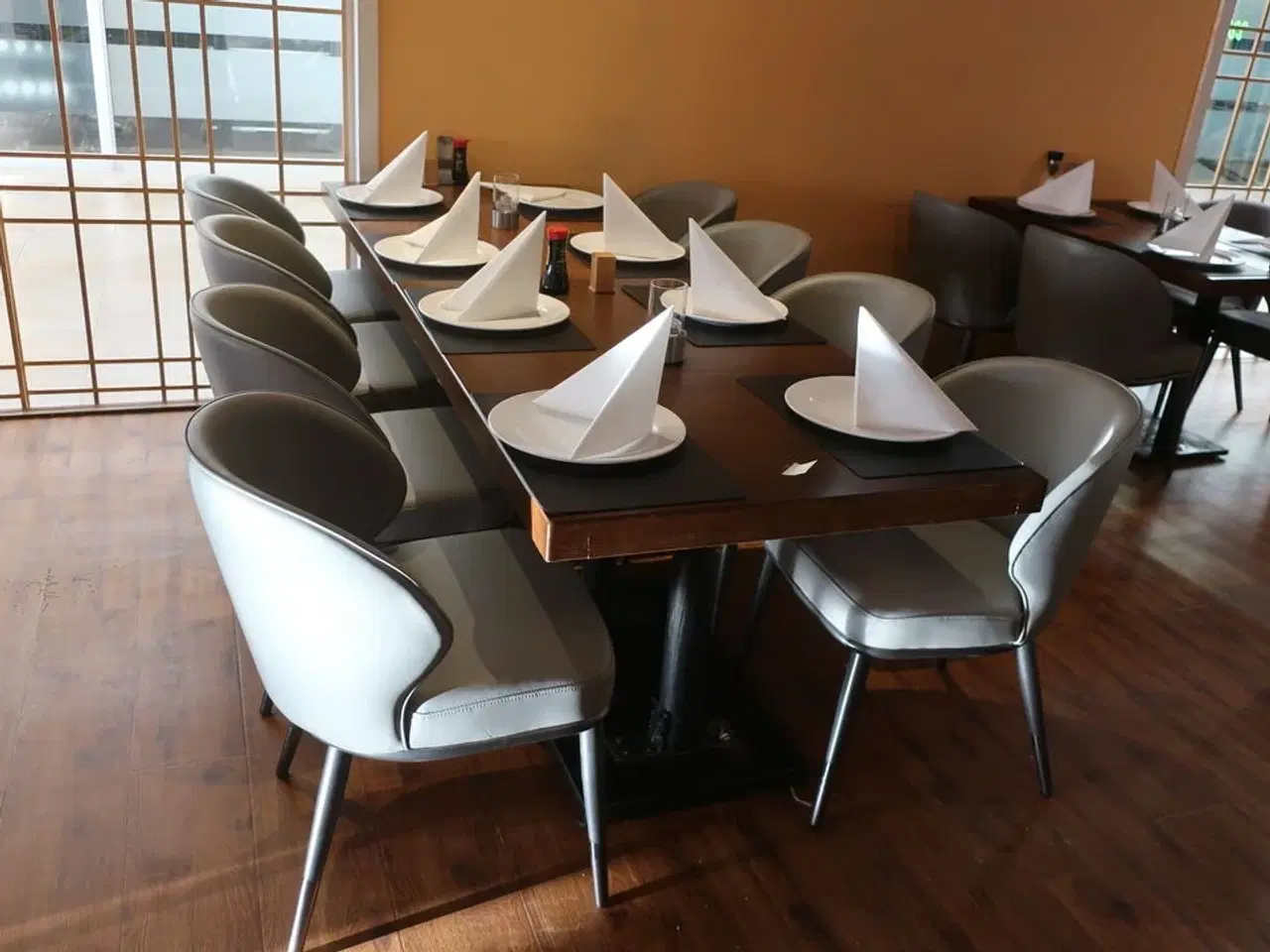 Billede 2 - 2 borde og 8 nye stole