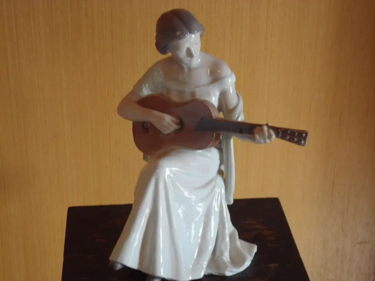 Billede 1 - Kgl. figur/B&G. Dame med guitar