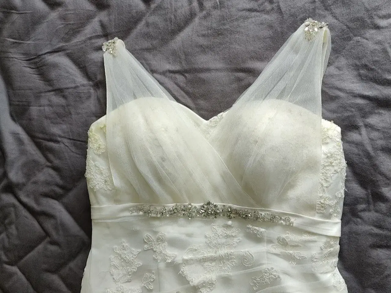 Billede 5 - Brudekjole med blonder og slæb.