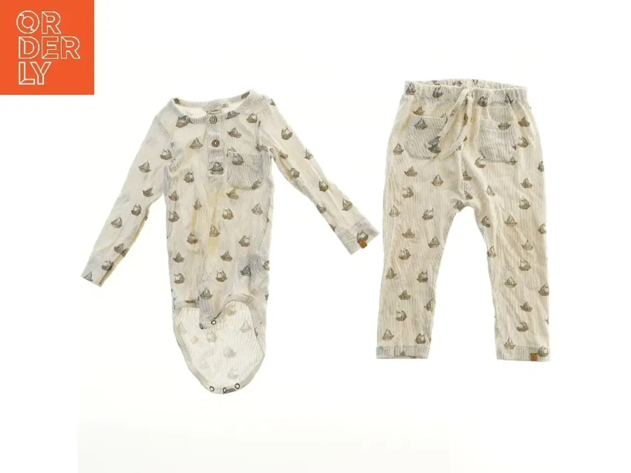 Billede 1 - Heldragt og bukser med bådmotiv fra Lil atelier (str. 86)