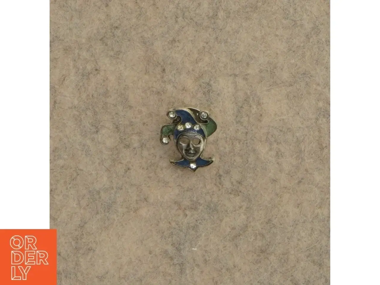 Billede 1 - Pin med joker/hofnar (str. 2 x 2 cm)