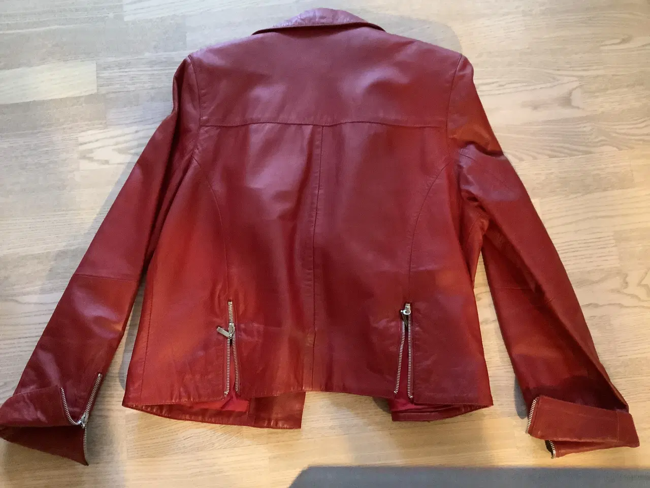Billede 3 - Rød læderjakke med lynlås 