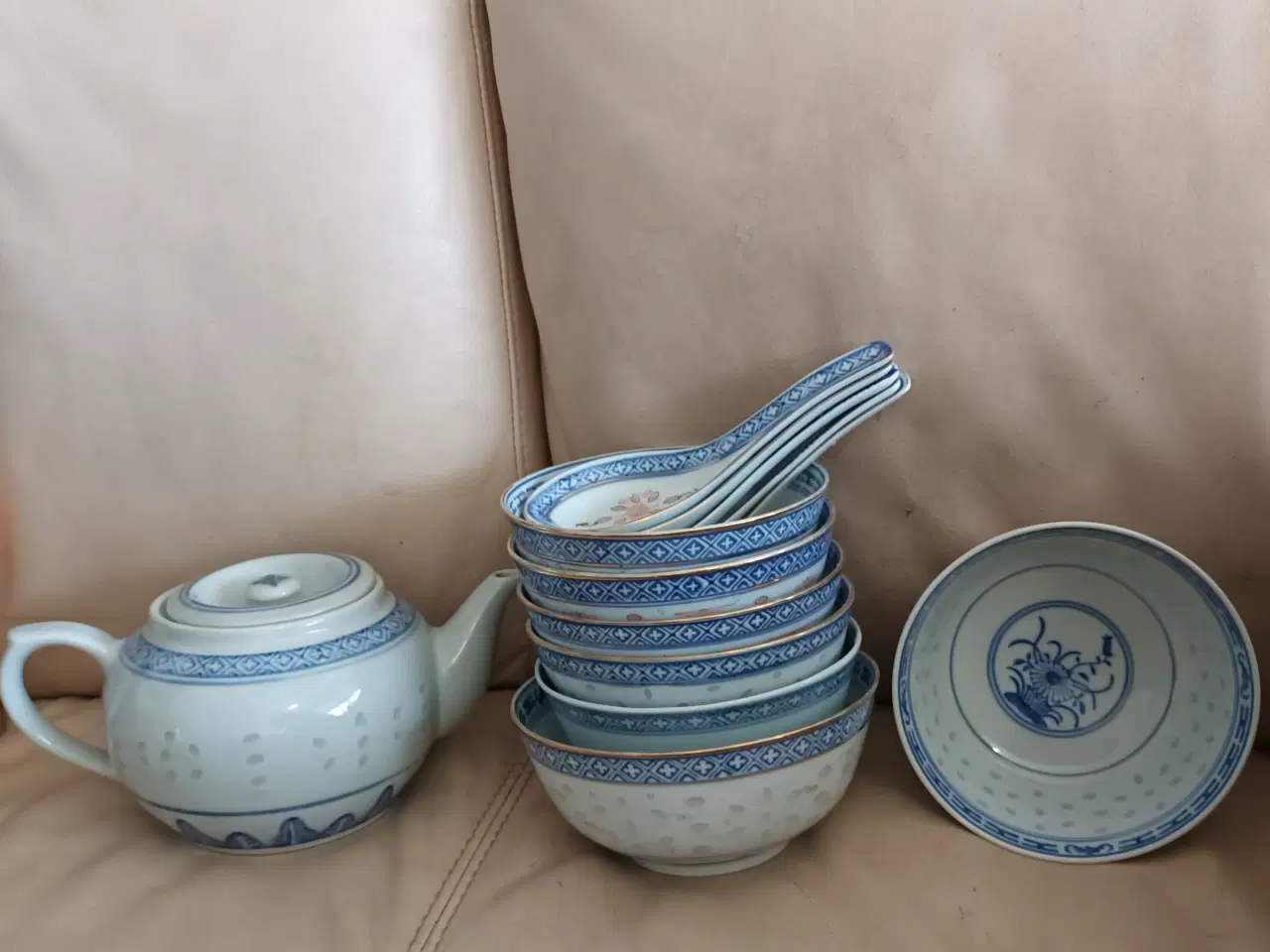 Billede 1 - 7 SMUKKE KINESISKE SKÅLE & 5 SKEER, EN KOP HAR EN