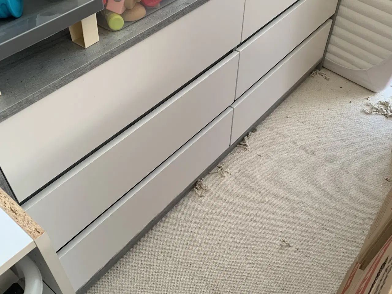 Billede 1 - kommode bred med 6 skuffer beton dekor/hvid højgla