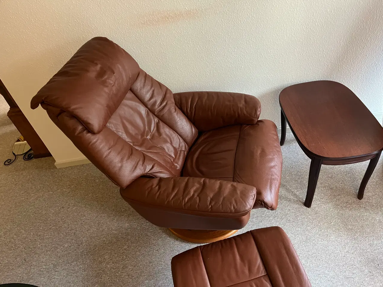 Billede 6 - To lænestole m/ skammel i cognac læder.