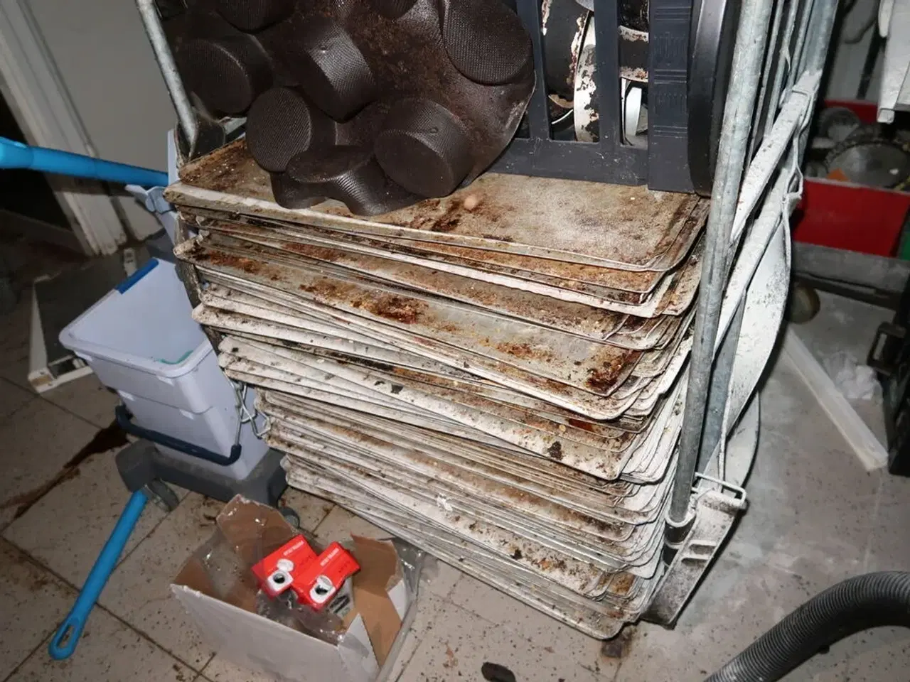 Billede 3 - Vogn med bageplader m.m.