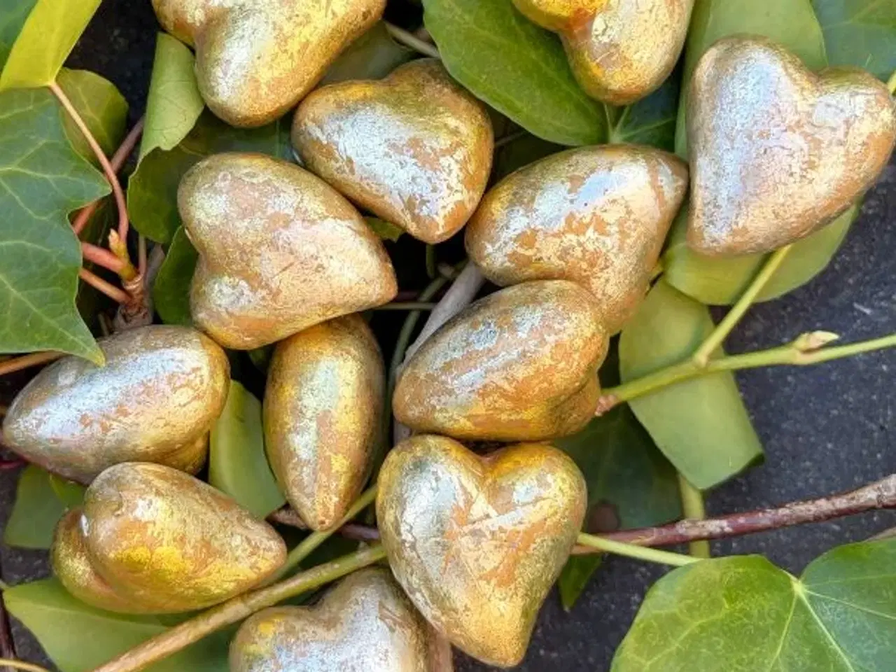 Billede 5 - Rustikke pynte-hjerter i gyldne farver. 12 stk.