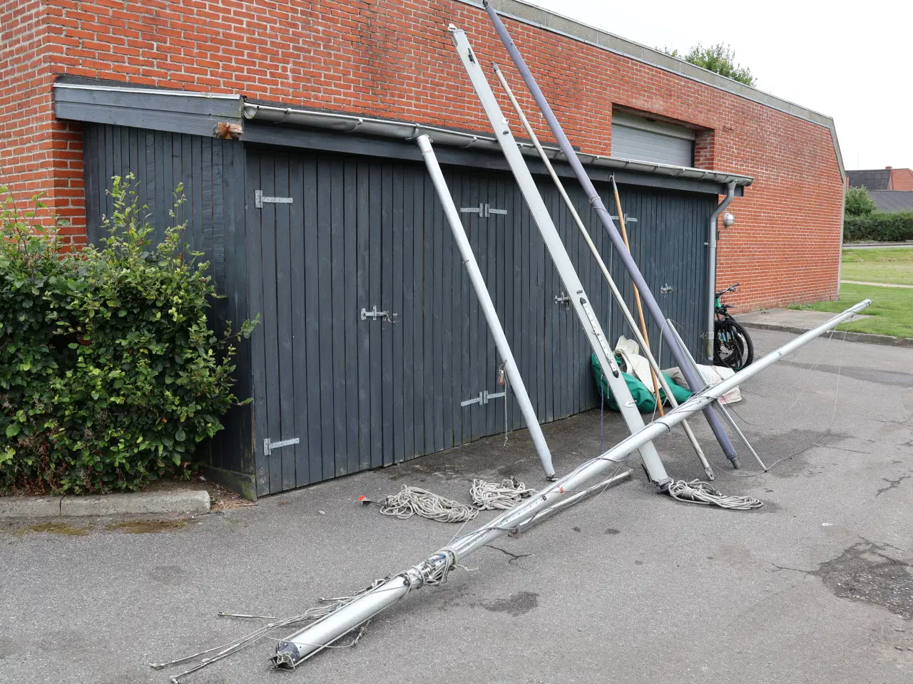 Billede 3 - Div spilerstager, sejl, spilerdug, mast m.m.