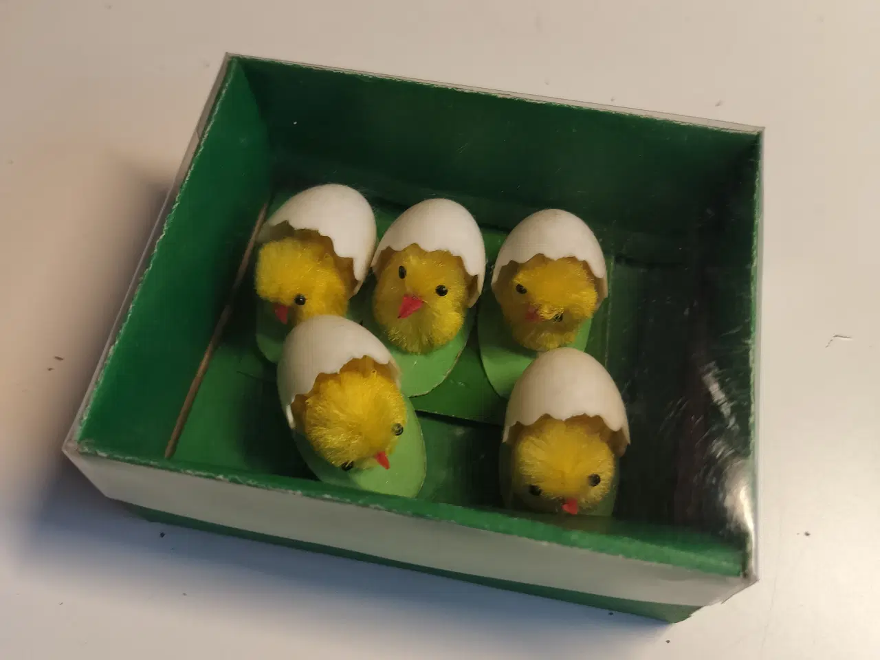 Billede 2 - retro 5 små påske kyllinger i æggeskal.