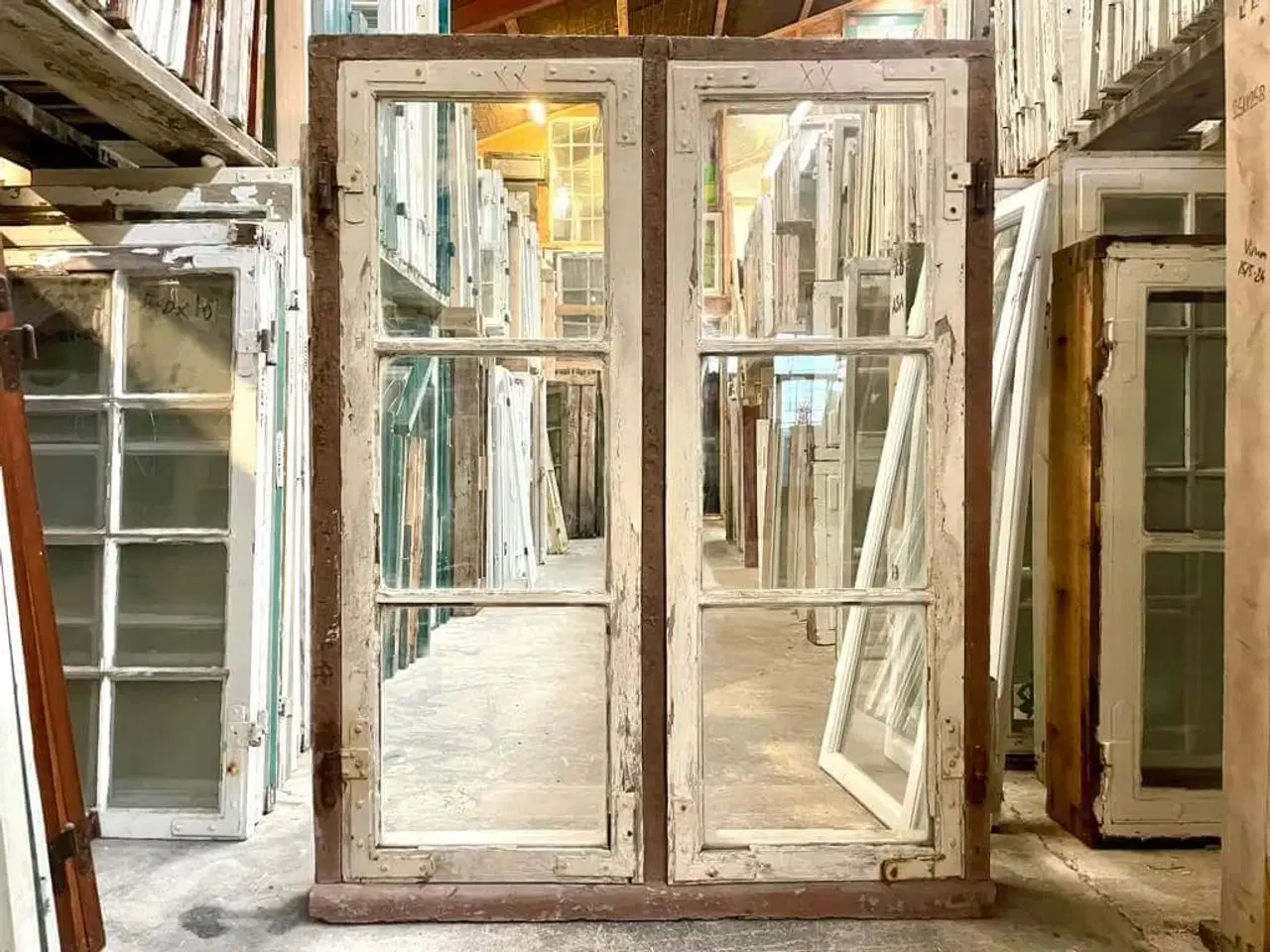 Billede 1 - Antikt kernetræsvindue m. karm og blæst glas