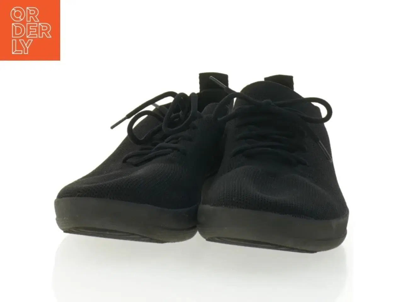 Billede 2 - UBRUGTE Sorte Uberknit sneakers fra Fitflop (str. 41)