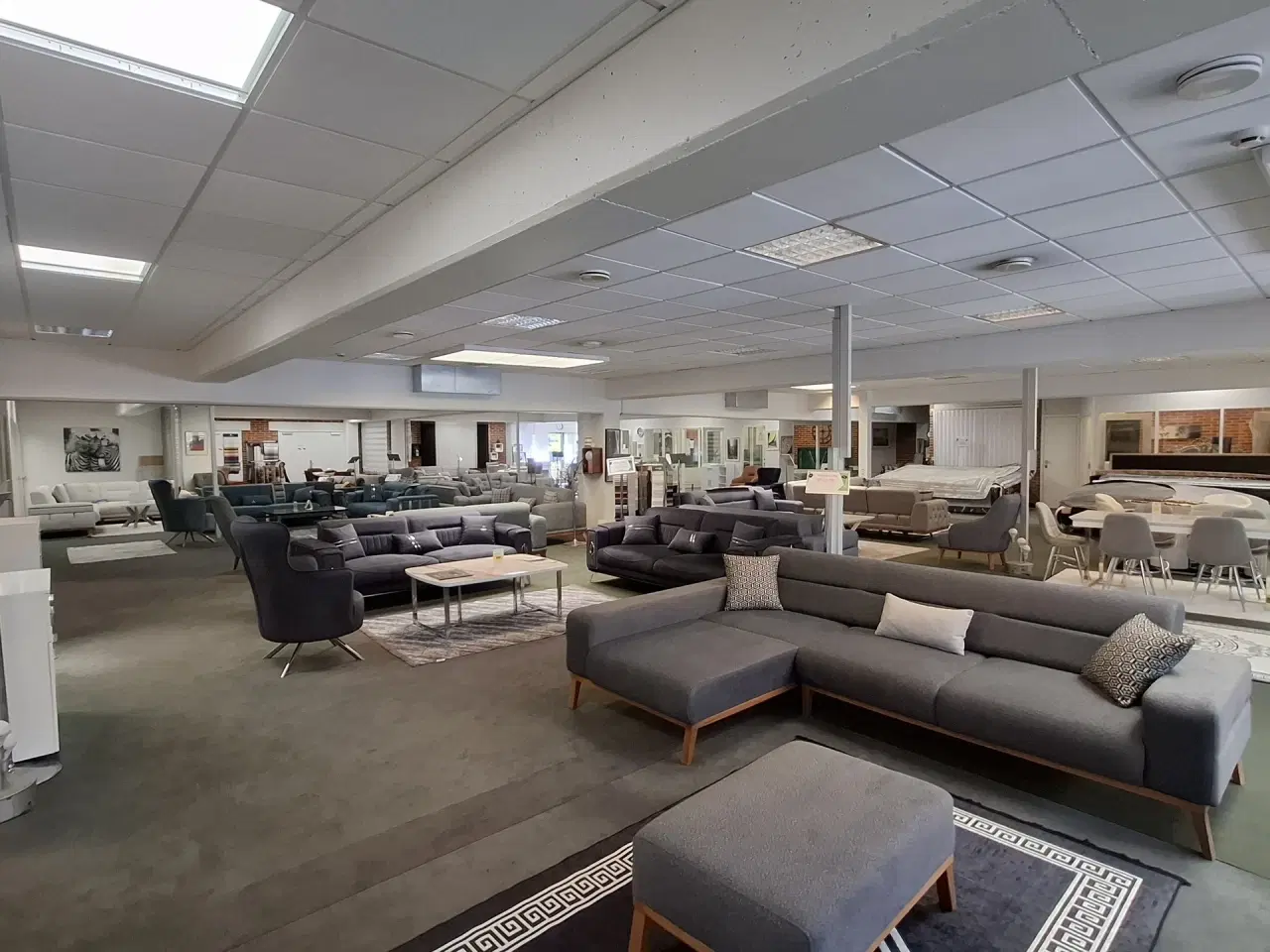 Billede 18 - Suveræn Beliggenhed – Showroom. Klinik, Butik, Gaming, Kontor mm. – Stort åbent areal i midten og mindre cellekontorer i glas.