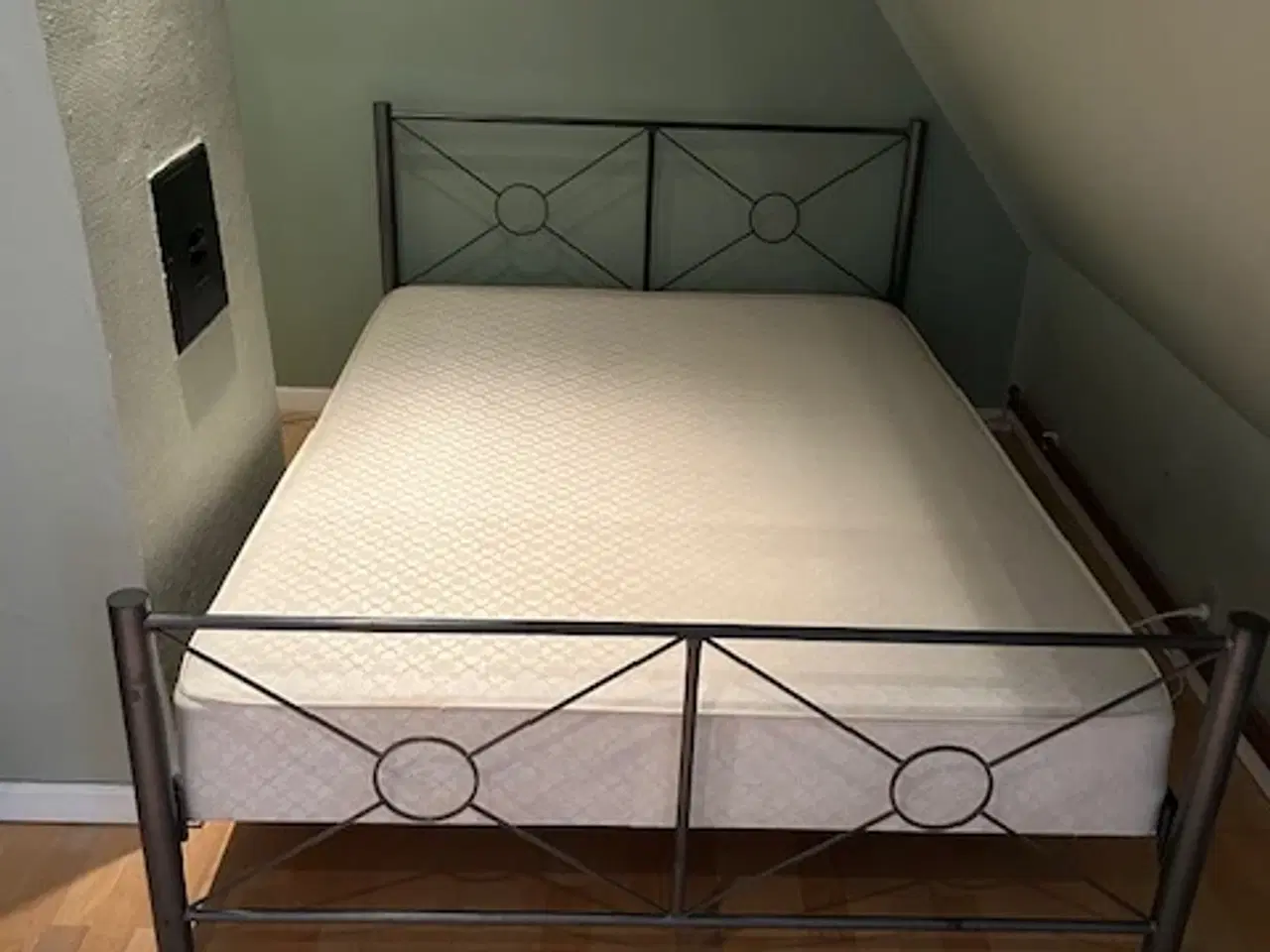 Billede 1 - Fin seng i metal