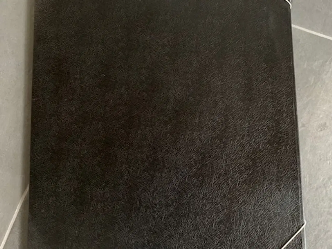 Billede 1 - Elastikmappe i kraftigt sort pap stor str. A2 / C2