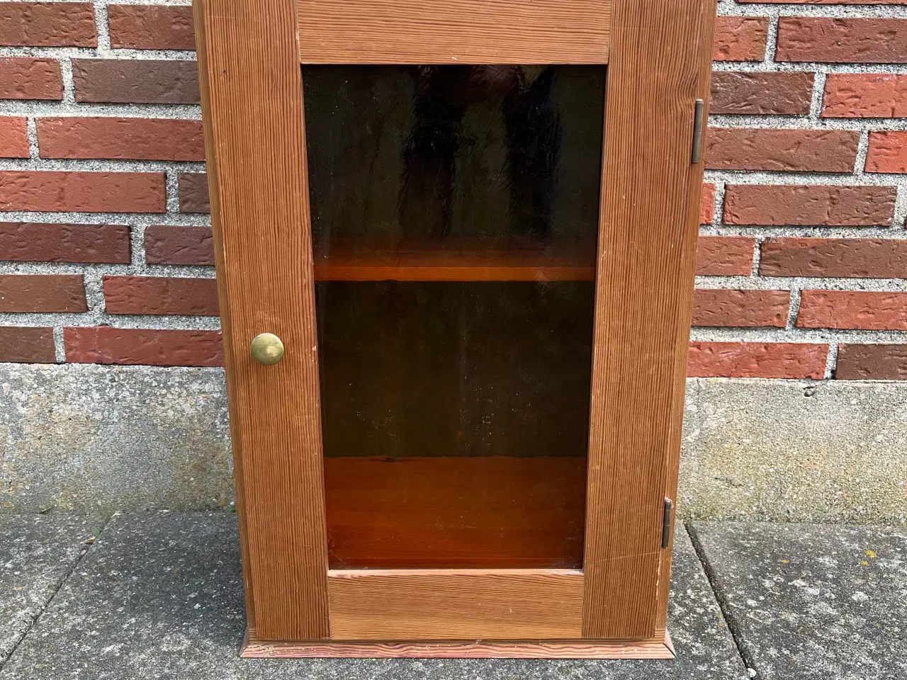 Billede 1 - Lille vitrine skab i træ med røgfarvet glas