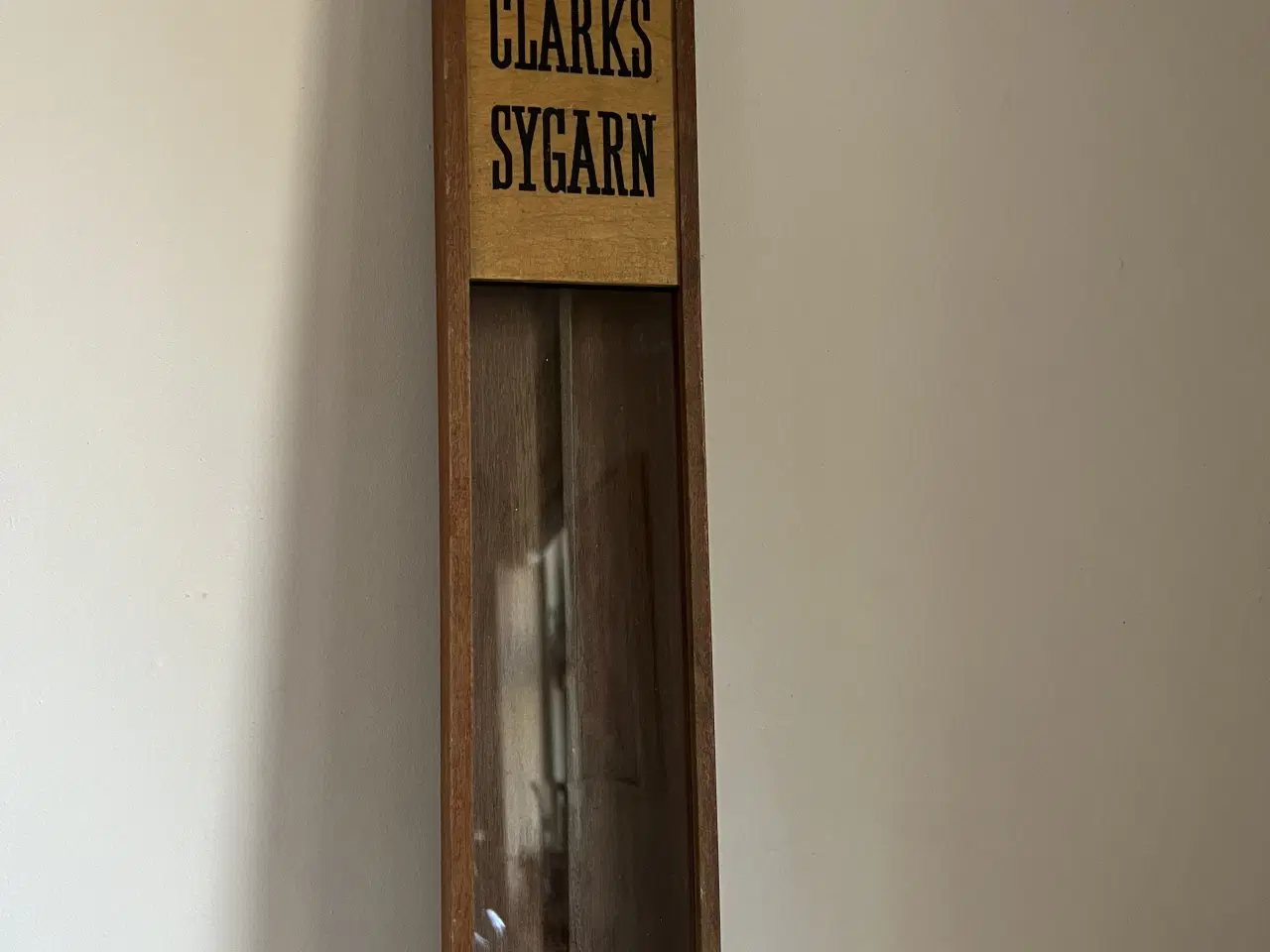 Billede 1 - Smuk gammel sytrådsholder i træ og glas 