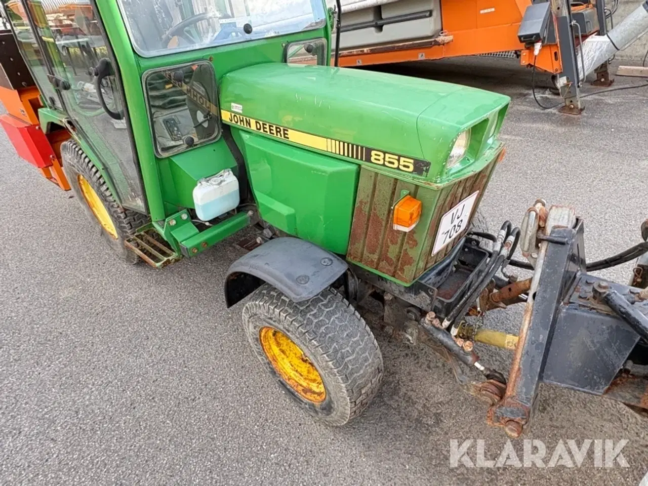 Billede 10 - Traktor John Deere 855 med kost og udlægger
