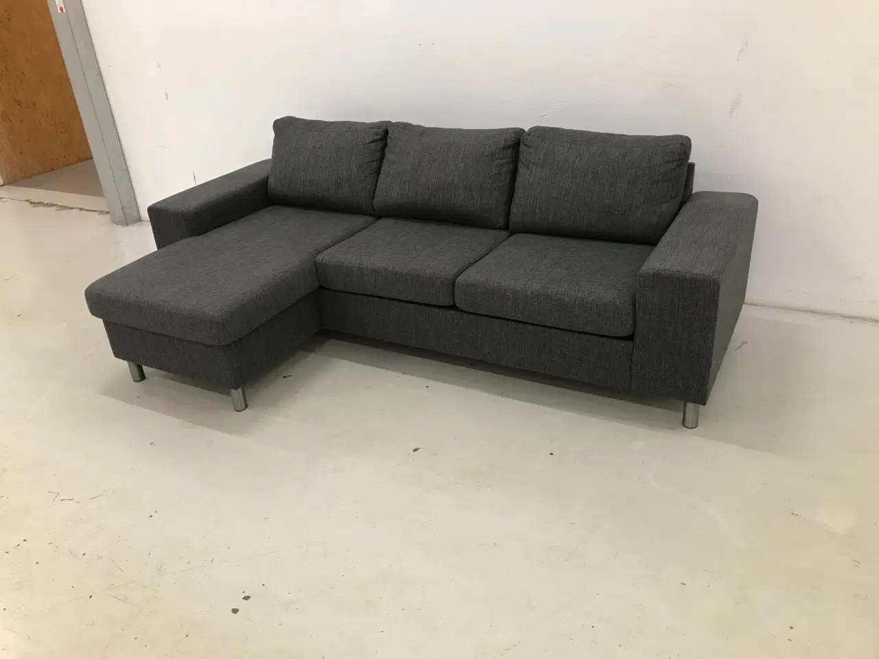 Billede 3 - Chaiselong sofa m/vendbar chaiselong mørke grå.