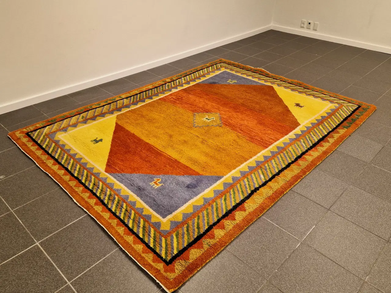 Billede 5 - Flot farverigt tæppe.