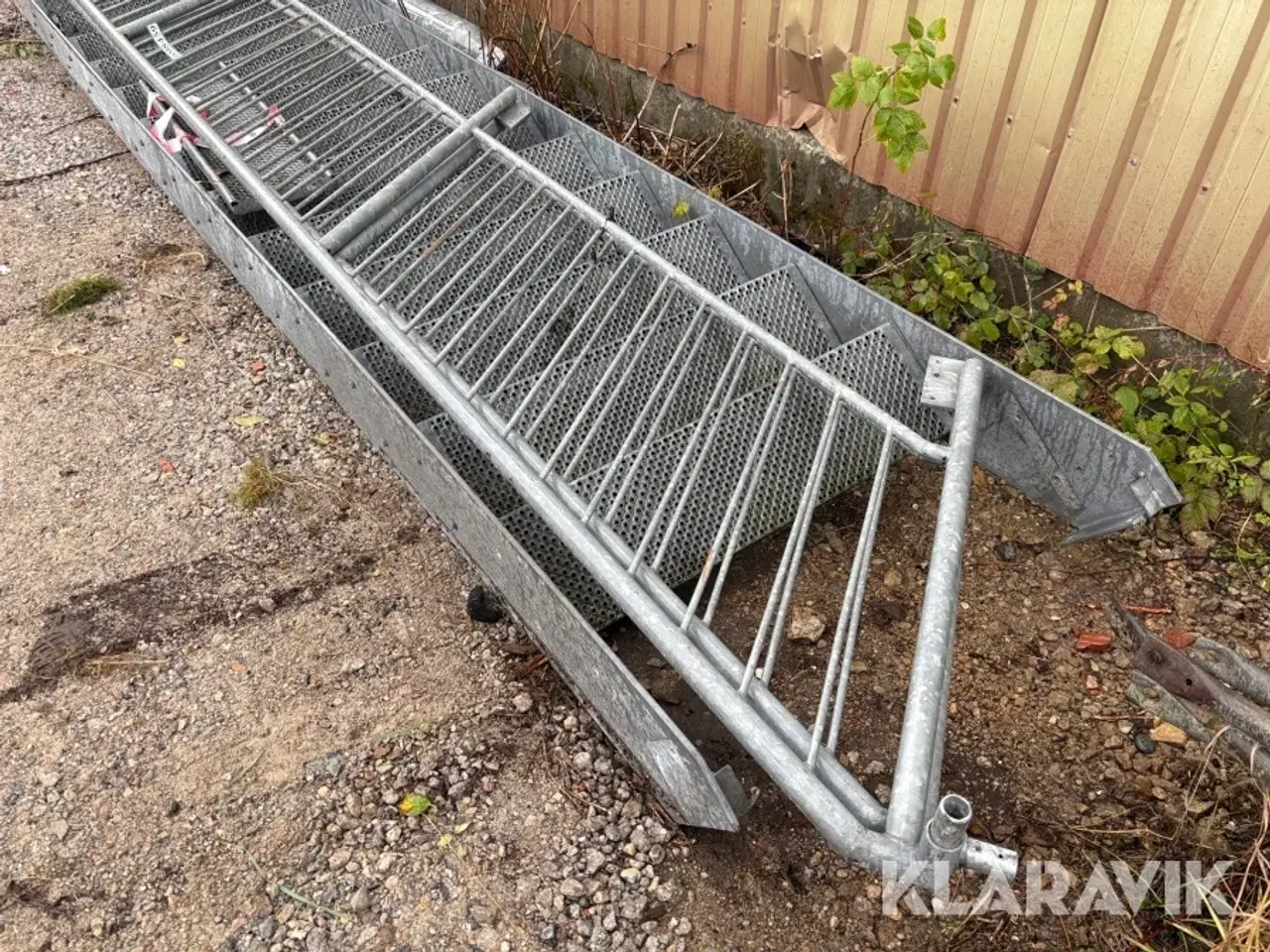 Billede 3 - Galvaniseret trappe med gelænder og repos.
