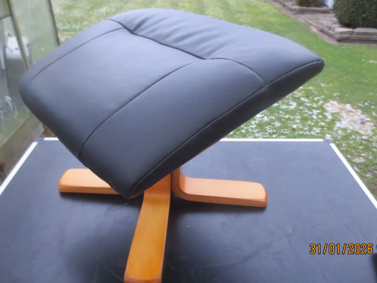 Billede 2 - 1 stk Fodskammel med sort Læder 