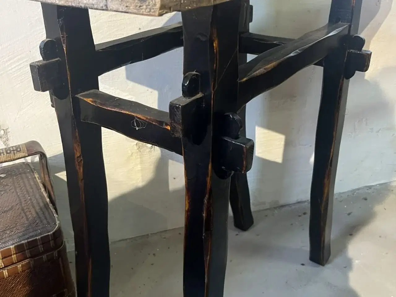 Billede 1 - Kinesisk special lampebord ,sort m. top naturtræ