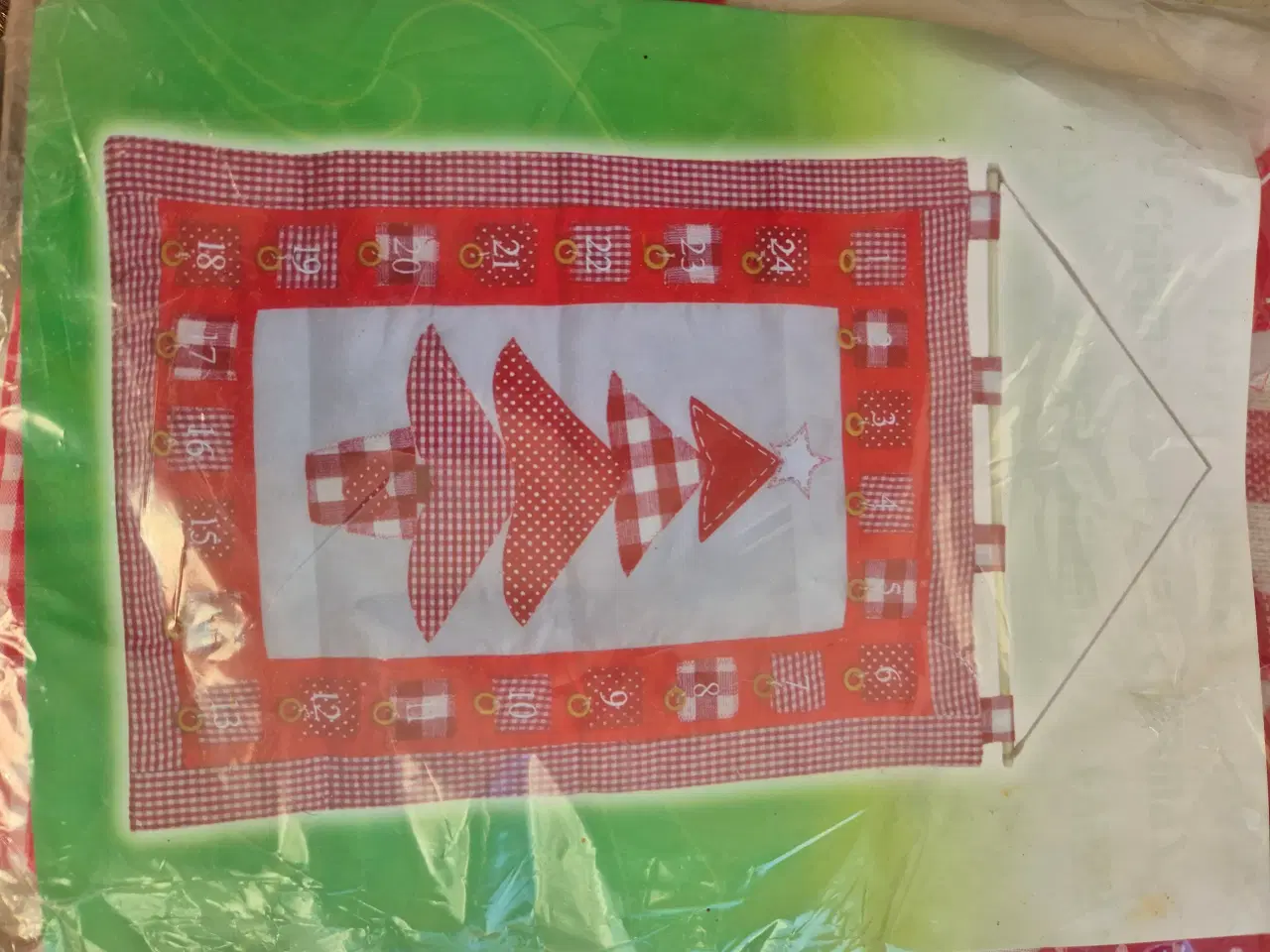 Billede 1 - Pakkekalender med juletræ i rød