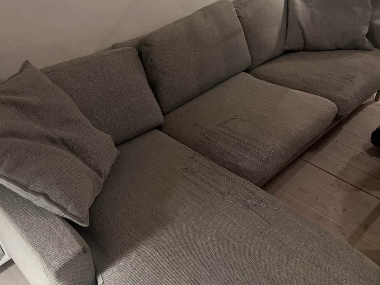 Billede 1 - Sofa med chaiselong, der trænger til nyt betræk