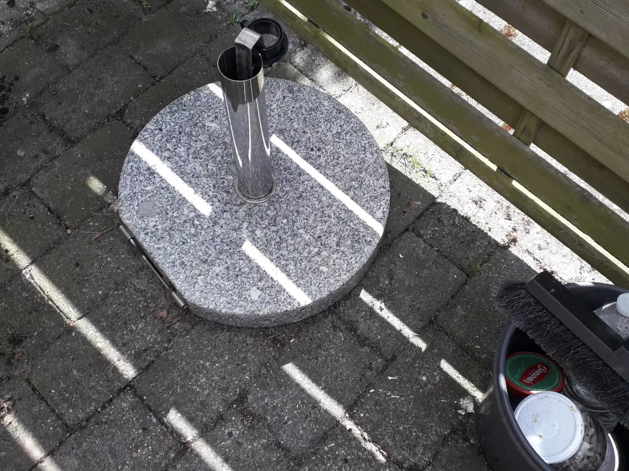 Billede 1 - Stort ny parasol  med  foden og havebord 