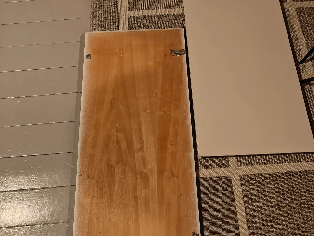 Billede 3 - Hvidt spisebord med tillægsplader 