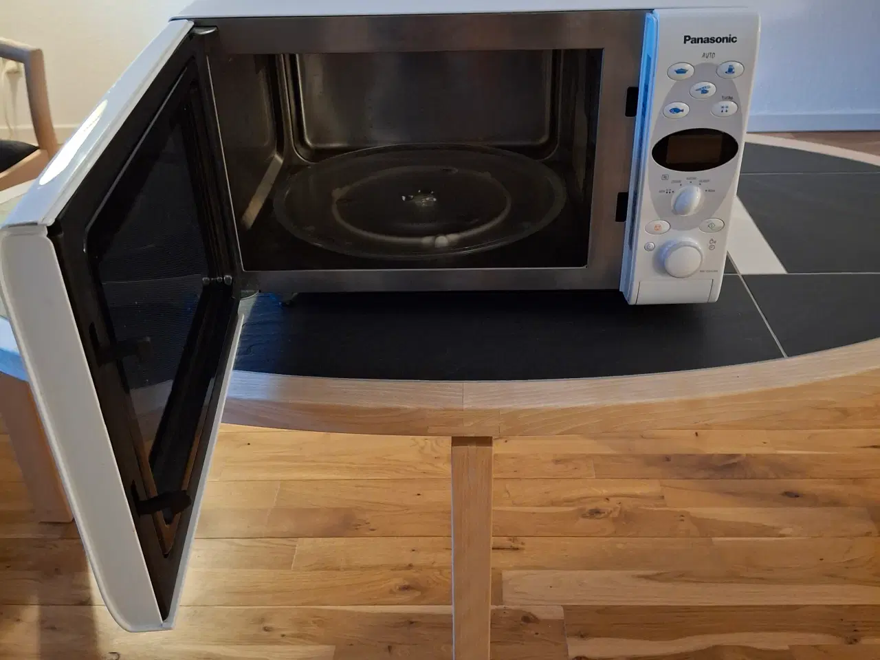 Billede 2 - Panasonic Hvid Microbølgeovn