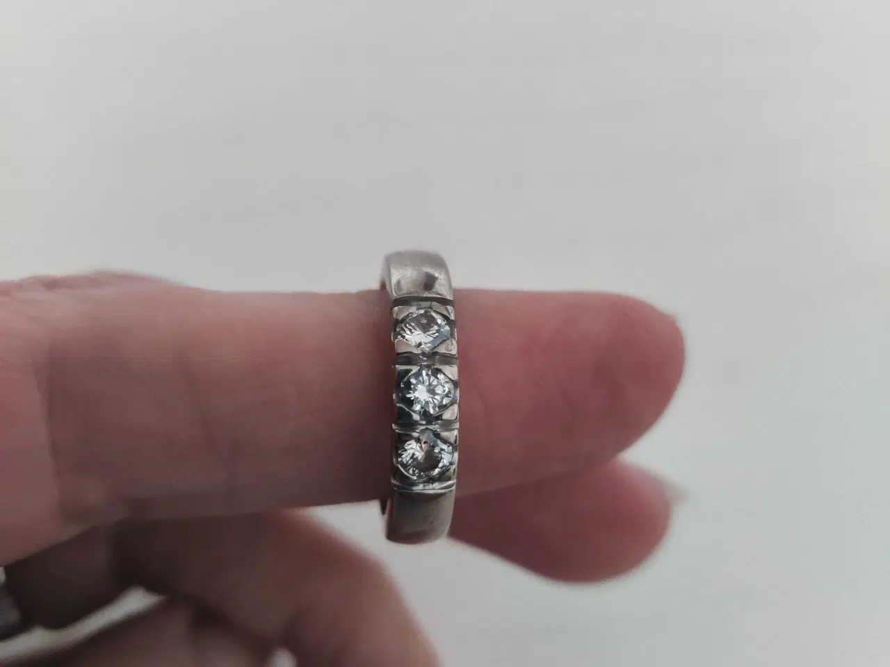 Billede 1 - Alliancering 14K hvidguld med 3 brillanter