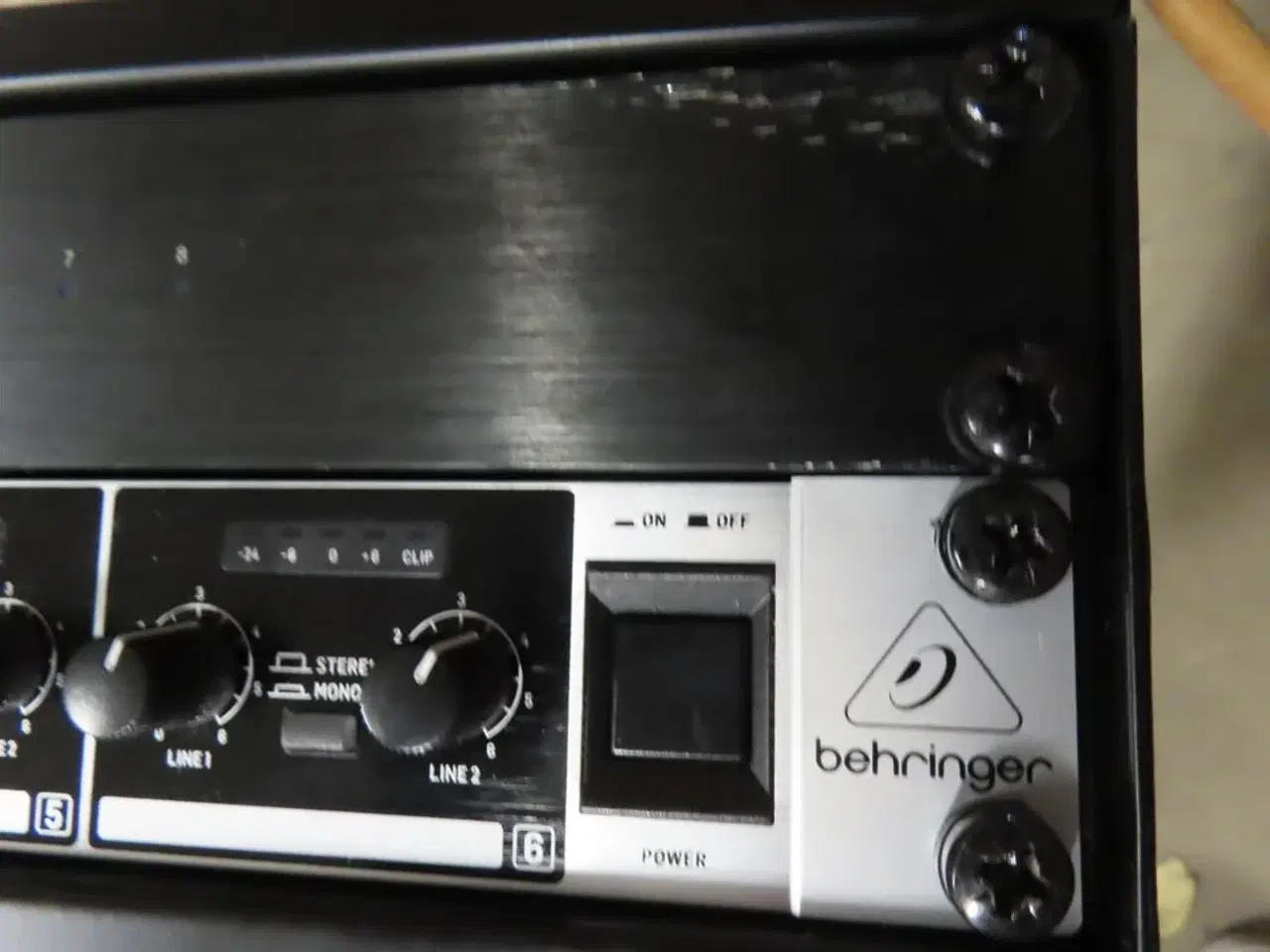 Billede 7 - Rack med forstærker og mixer BEHRINGER