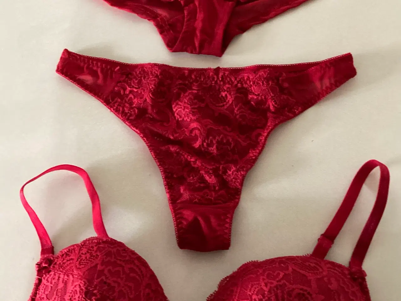 Billede 1 - NYT Chic Rød BH sæt