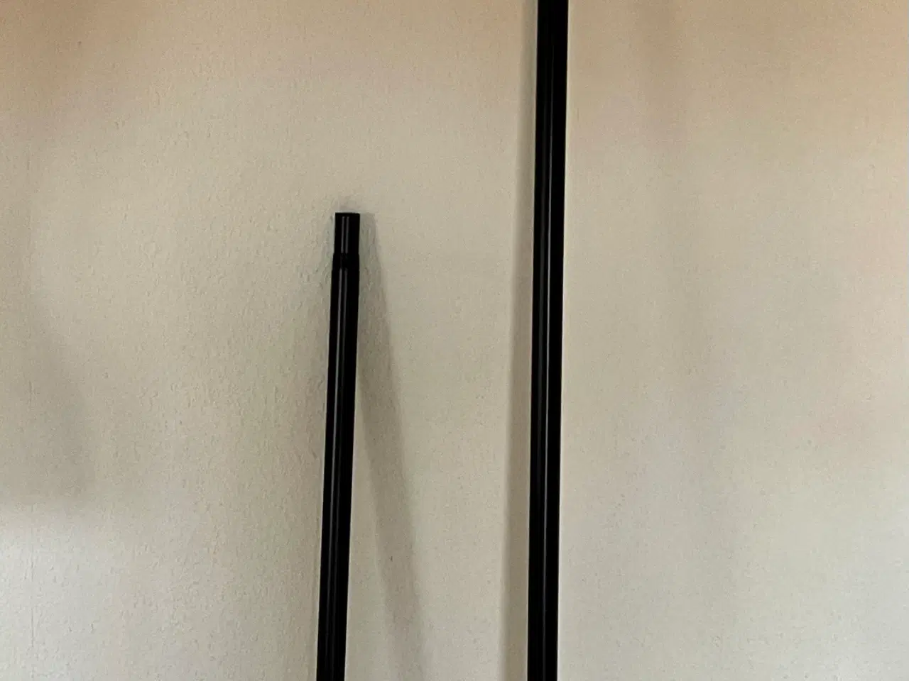 Billede 1 - 2 sorte gardinstænger HUGARD fra IKEA 2 str.