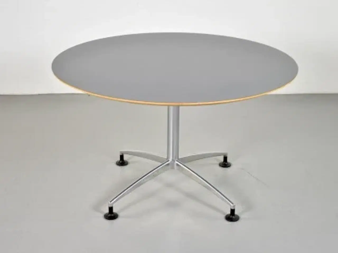 Billede 1 - Rundt cafébord med grå laminat og filt på undersiden