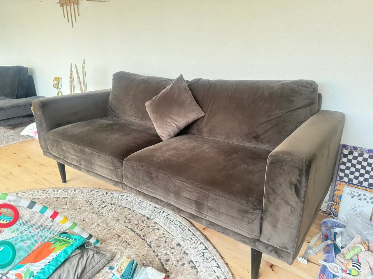 Billede 2 - Brun velour sofaer (to stk) med gratis gulv tæppe