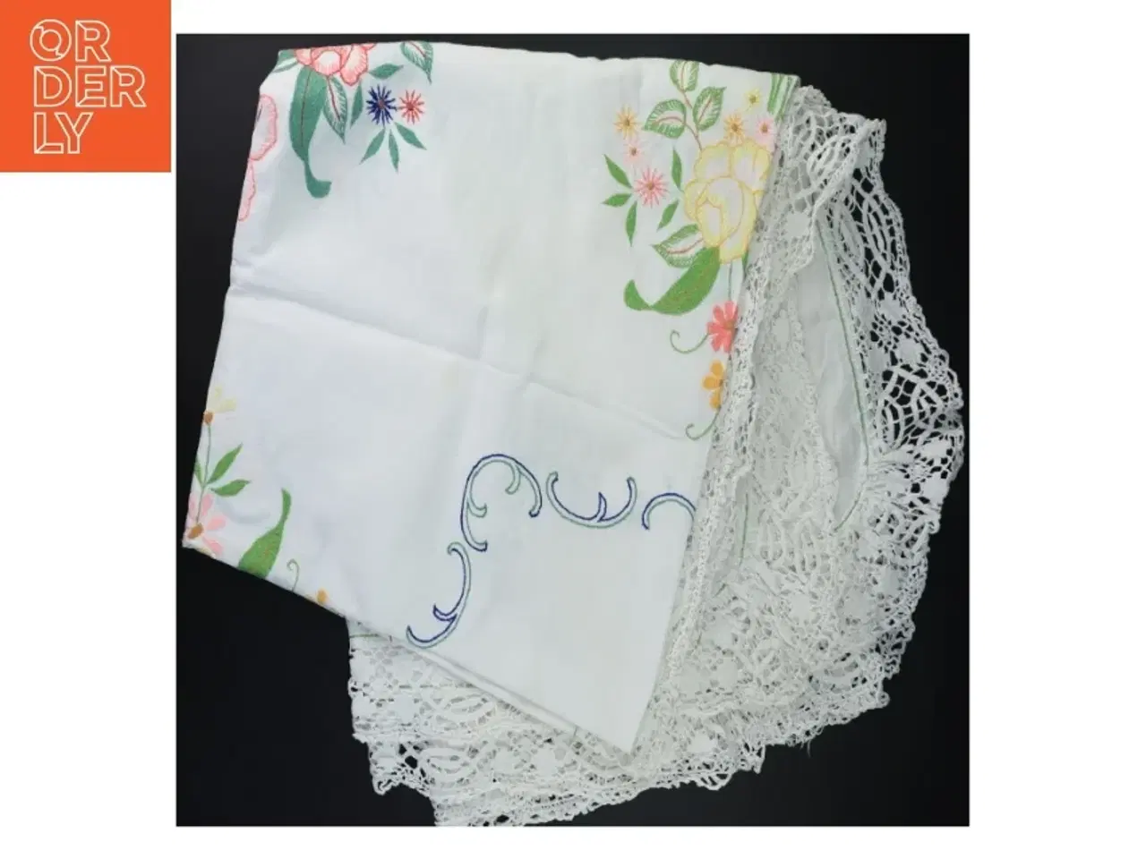 Billede 2 - Hvid dug med broderi og blondekant (str. 135x135 cm)