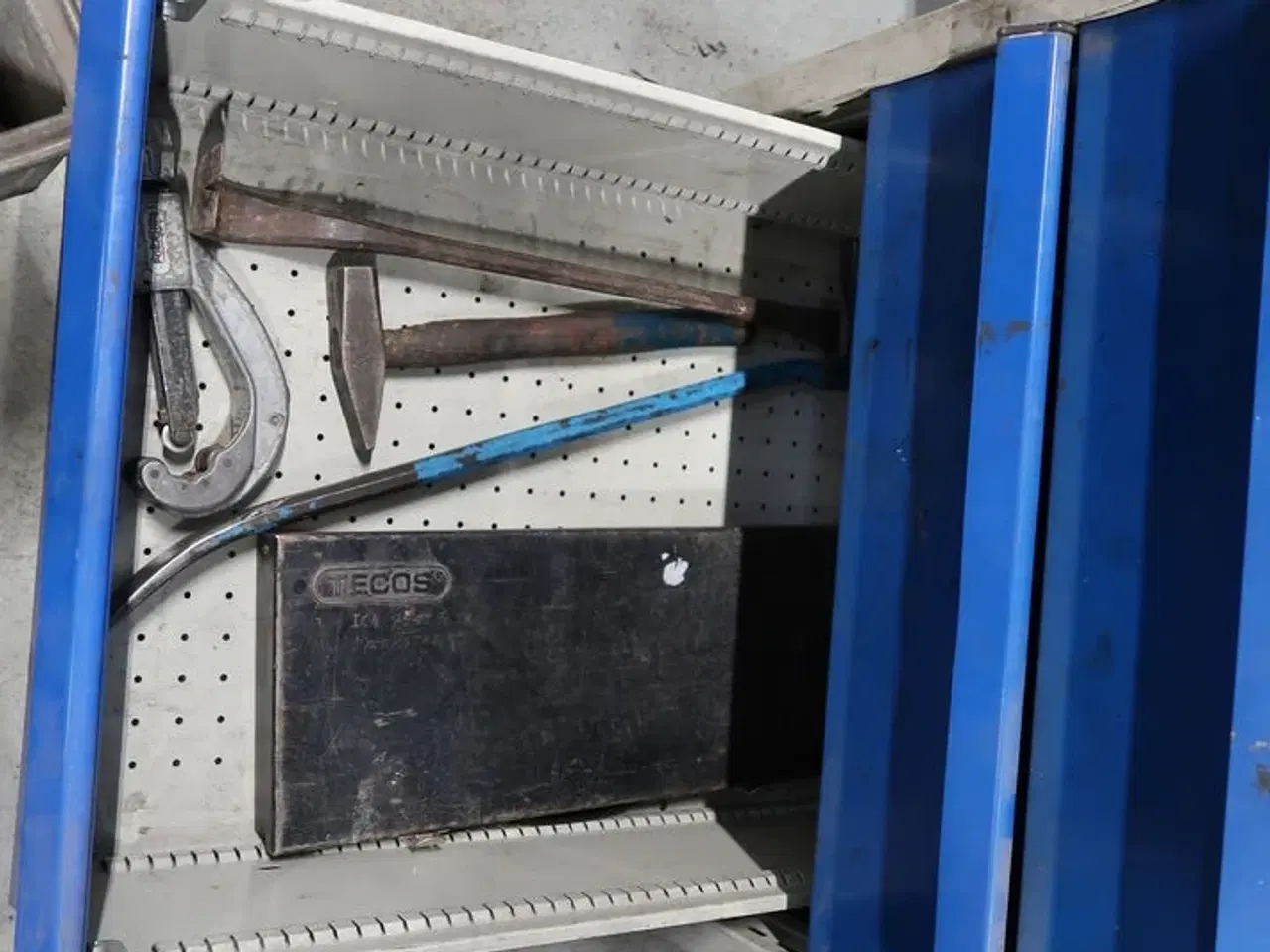 Billede 10 - Arbejdsbord med skruestik samt div. Værktøj