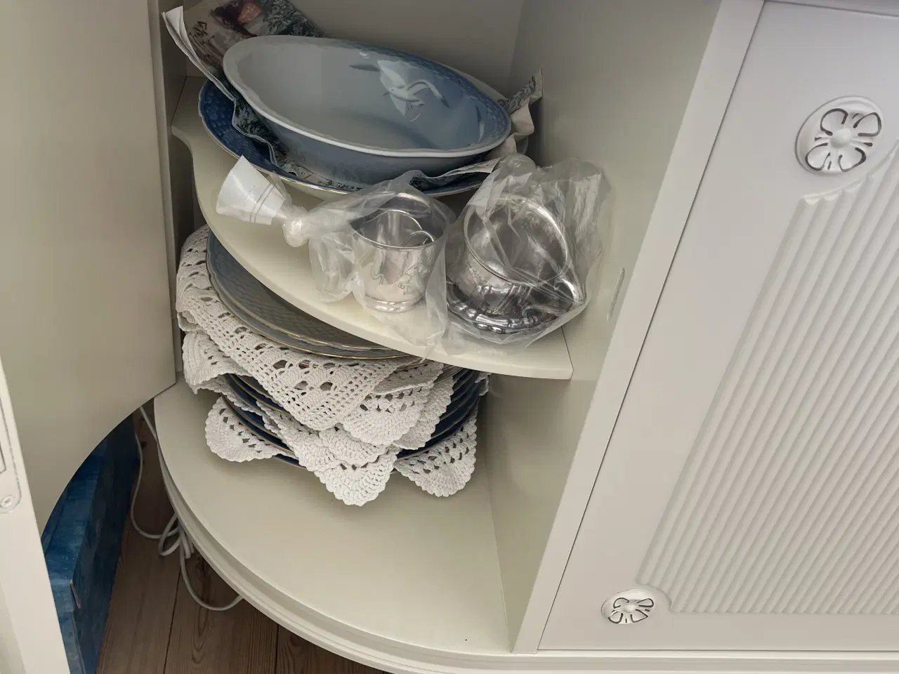 Billede 5 - Spisestue med tilhørende skænk